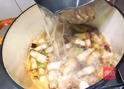 Illustration of how to make braised meat with dried beans 11