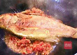 Illustration of how to make yellow croaker with chopped pepper 5