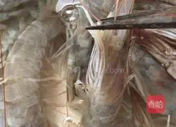 Illustration of how to make garlic shrimps 1