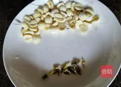 Illustration of how to make Lily, Tremella and Lotus Seed Soup 5