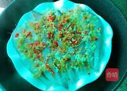 Illustration of how to steam the nine-bellied fish with vermicelli 6