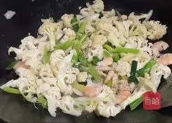 Illustration of how to stir-fry cauliflower with shrimps 6