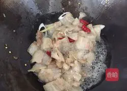 Illustration of how to make fried pork with Hangzhou pepper 7