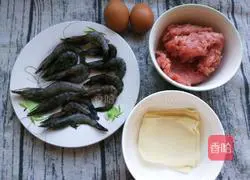 Illustration of how to wrap shrimps in wonton skins 1