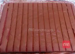 Illustration of how to make red yeast powder cream cake roll 14