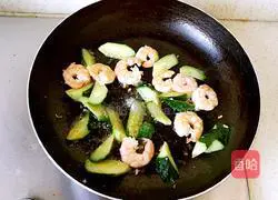 Illustration of how to stir-fry shrimp with cucumber 7