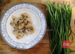 Illustration of how to cook clam meat and stir-fried leeks 1
