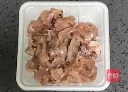 Illustration of how to make fried enoki mushrooms with lean meat 3