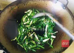 Illustration of how to make fried squid shreds with leeks 10