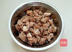 Illustration of how to make red wine stewed beef 2