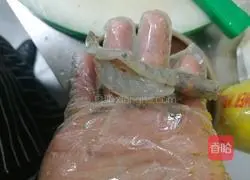 Illustration of how to make garlic prawns 2