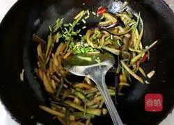 Illustration of how to stir-fry eggplant shreds 7