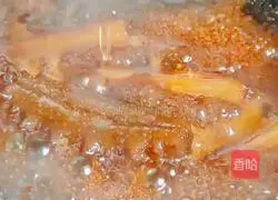 Sea cucumber roasted with scallions Illustration of practice 16