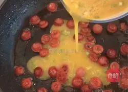 Illustration of how to make grilled sausages with fried egg buns 4