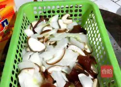 raw explosion Illustration of how to make cucumber and salt-fried pork 2