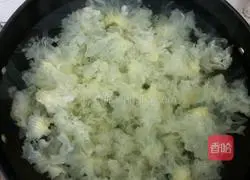 Illustration of how to make red dates, white fungus and lotus seed soup 4