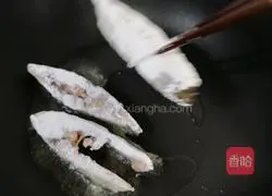 Illustration of how to make dry fried pomfret 5