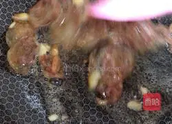 Illustration of how to make fried sausages with snow peas 9