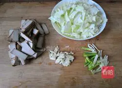 Illustration of how to make fried cabbage with fragrant dried vegetables 1