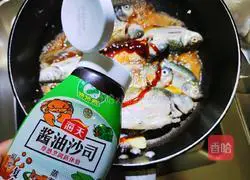 Illustration of how to make crucian carp vermicelli in pot 6