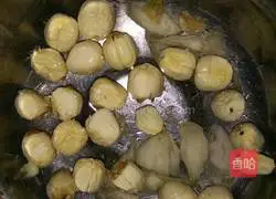 Illustration of how to make peach gum, red dates, tremella and lotus seed soup 3