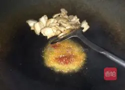 Illustration of how to make fragrant dried twice-cooked pork 7