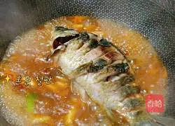 Home version of braised crucian carp recipe illustration 7