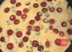 Illustration of how to make grilled sausages with fried egg buns 6