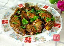 Illustration of how to make crispy braised crucian carp 10