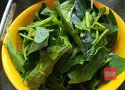 Illustration of how to make scrambled eggs with fungus, spinach and eggs on the fifteenth day of the first lunar month 3