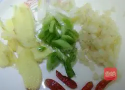 Illustration of how to stir-fry razor clams with onion, ginger and spicy 2