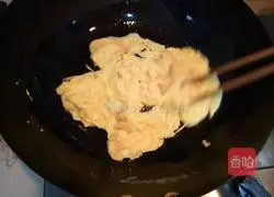 Illustration of how to make fried eggs with tomato sauce 5