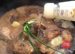 Chestnut braised pork ribs Practice illustration 5