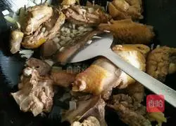 Illustration of how to make Northeastern chicken stewed mushroom vermicelli 3