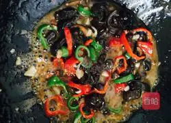 Illustration of how to stir-fry sea cucumber 11