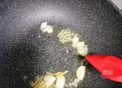 Illustration of how to stir-fry bacon with garlic sprouts 6