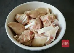 Illustration of how to make braised pork knuckles with red lotus root 1