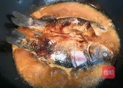 Illustration of how to make scallion-flavored crucian carp 9