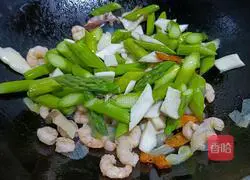 Asparagus and Shrimp Recipe Illustration 6