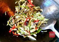 Illustration of how to stir-fry eggplant shreds 8