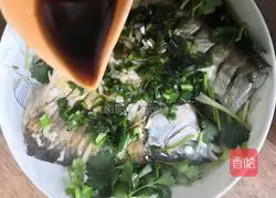 Illustration of how to make steamed Wuchang fish 16