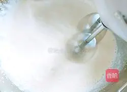 Illustration of how to make cream chocolate towel roll 6