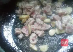 Illustration of how to make spicy fried bullfrog 5