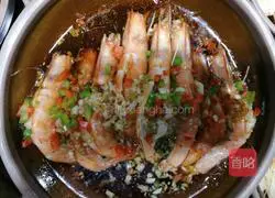 Illustration of how to make garlic prawns 5