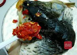 Illustration of how to make fish head with chopped pepper 7