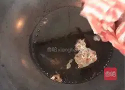 Illustration of how to stir-fry pork belly and dried celery 5