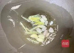 Illustration of how to stir-fry chive flowers with shredded cuttlefish and bamboo shoots 2