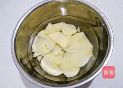 Illustration of how to make black soy onion and potato slices 2