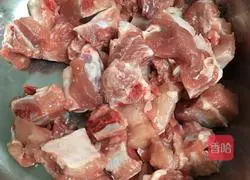 Illustration of how to make shredded sweet and sour pork ribs 1