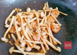 Illustration of how to stir-fry white jade mushrooms with shrimps and loofah 8